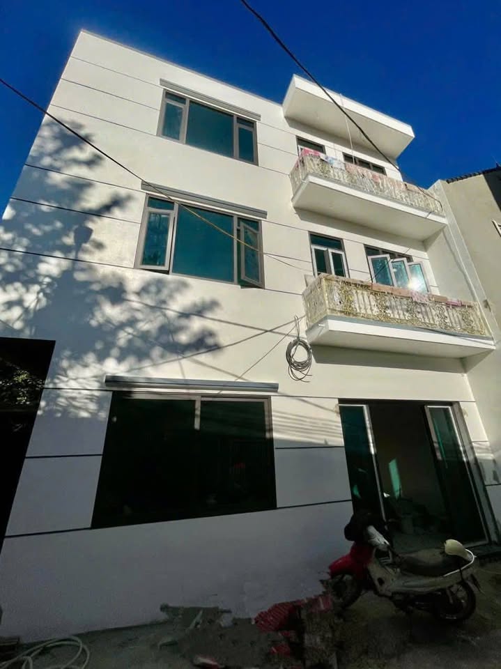 Nhà 3 tầng mới đẹp, mặt tiền rộng 10m, trung tâm Lạng Sơn