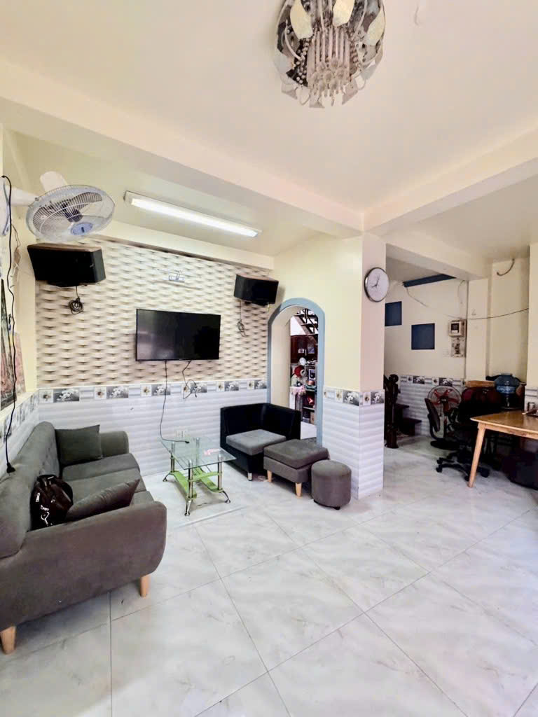 Nhà 3 tầng 4 phòng ngủ, ngang 6m, cách chợ Thạch Đà 190m, giá 5,3 tỷ