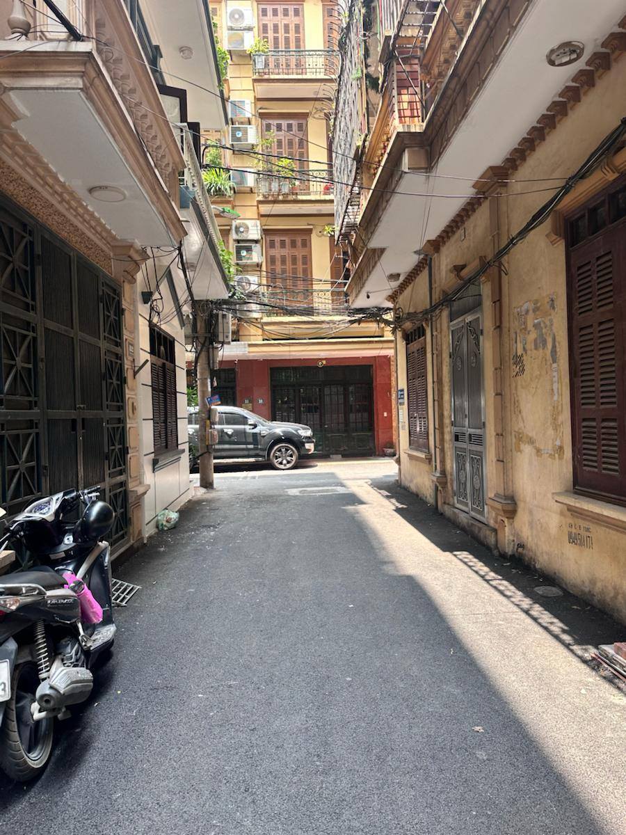 Phân lô Hoàng Quốc Việt, nhà 5 tầng, ô tô vào nhà, 65m2, 21 tỷ