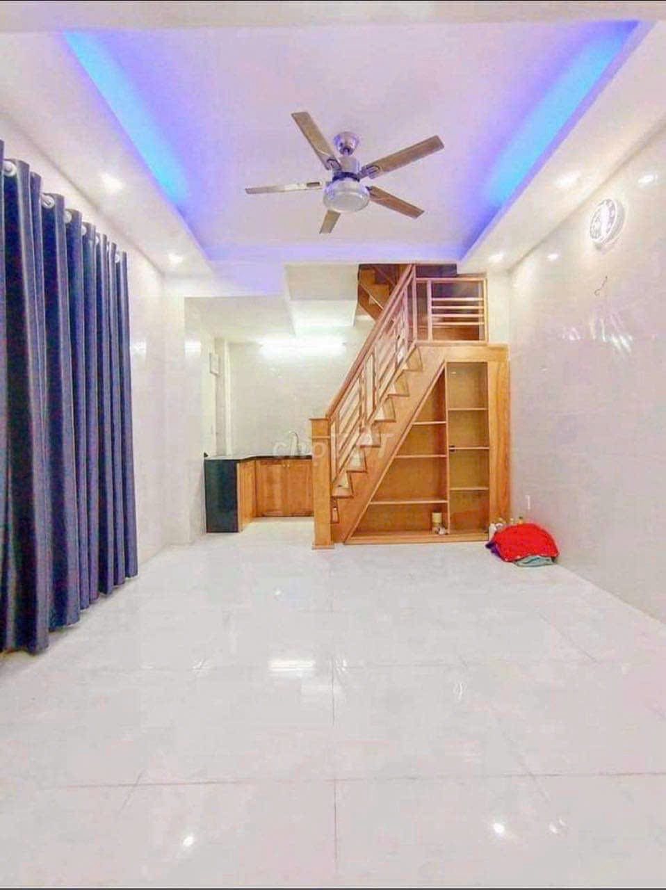 Nhà lô góc Quận 10, 3 tầng bê tông cốt thép, ngang 3,6m, dòng tiền 12 triệu/tháng