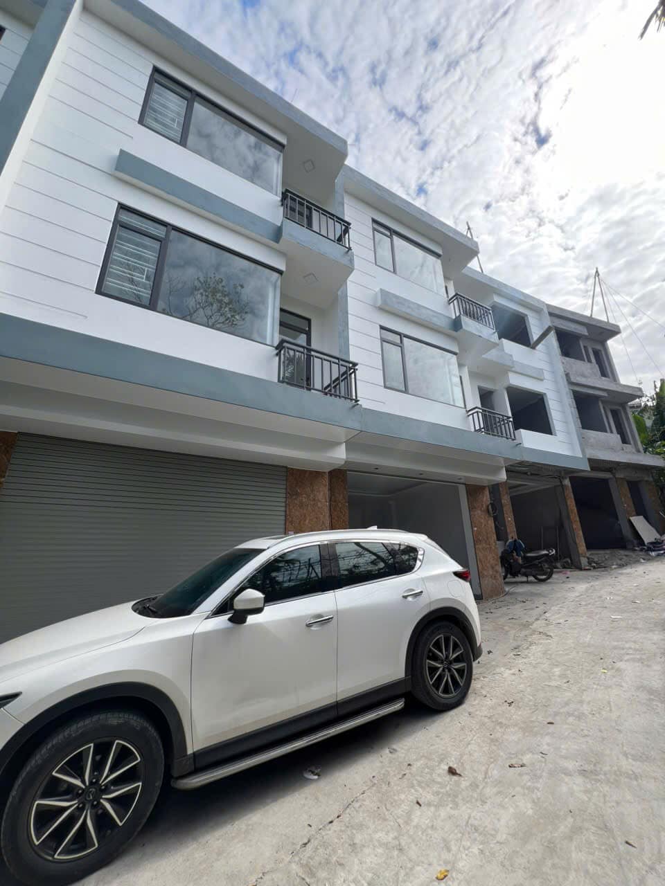 Đón Tết an lành trong căn nhà 3 tầng mới tinh, ô tô đỗ cửa