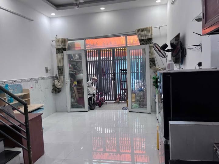 Nhà 2 tầng mới đẹp, sổ vuông vức, giá hời tại Tân Bình