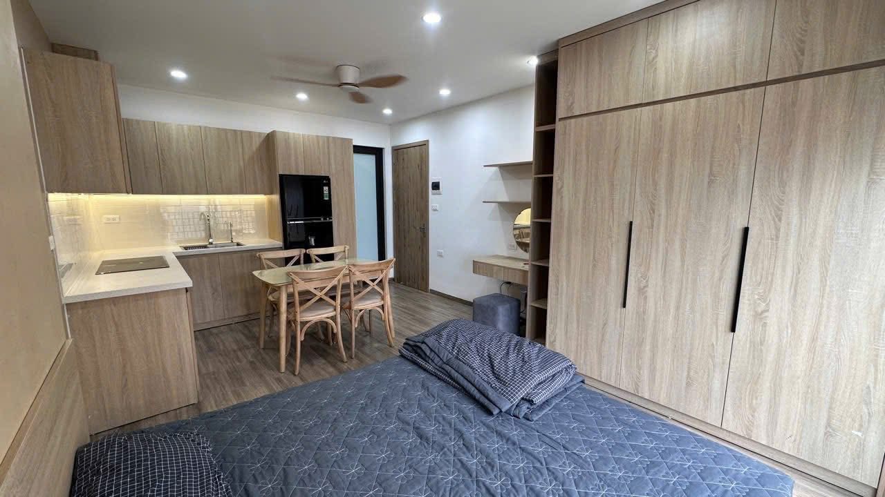 Studio ban công rộng, nội thất xịn sò tại Trung Kính