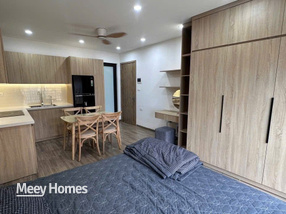 Studio ban công rộng, nội thất xịn sò tại Trung Kính