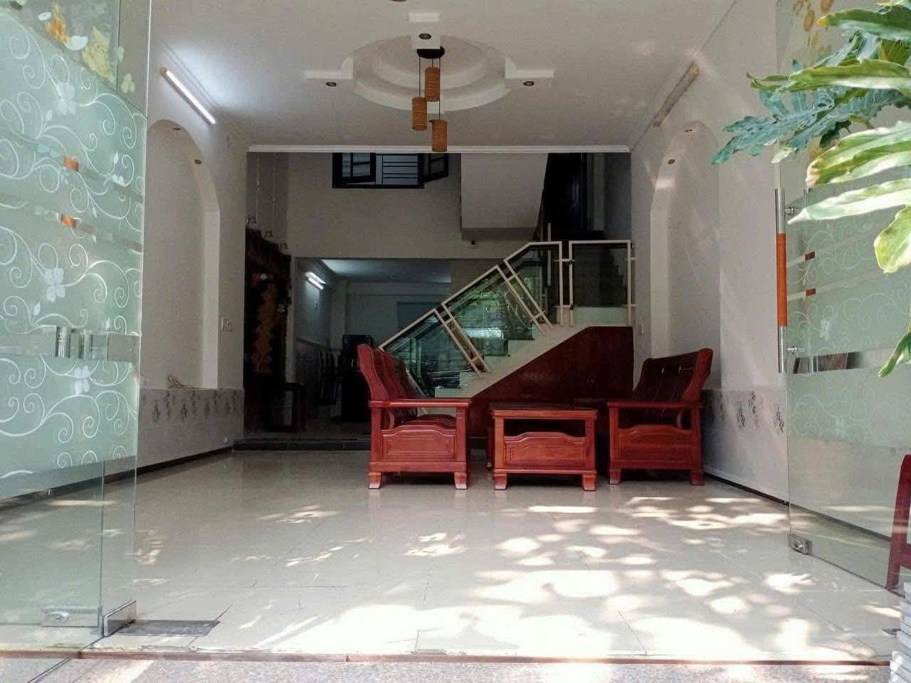 Cho thuê nhà 3 tầng mặt tiền kinh doanh cực đỉnh - Hải Châu, Đà Nẵng