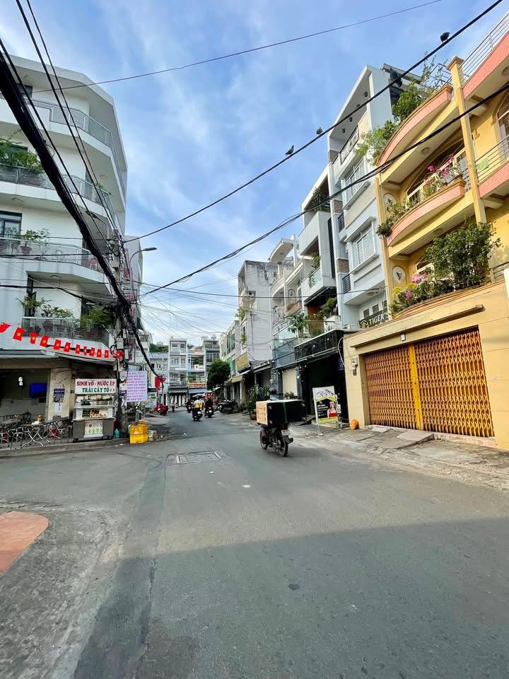 Tọa lạc ngay trên con phố ẩm thực sầm uất của Quận 6, ngôi nhà kiên cố này mang trong mình vẻ đẹp hoài cổ