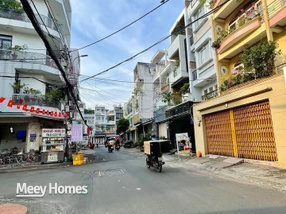 Tọa lạc ngay trên con phố ẩm thực sầm uất của Quận 6, ngôi nhà kiên cố này mang trong mình vẻ đẹp hoài cổ