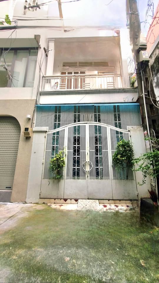 Nhà 2 tầng hẻm xe hơi Quận 10, giá hời như trúng số