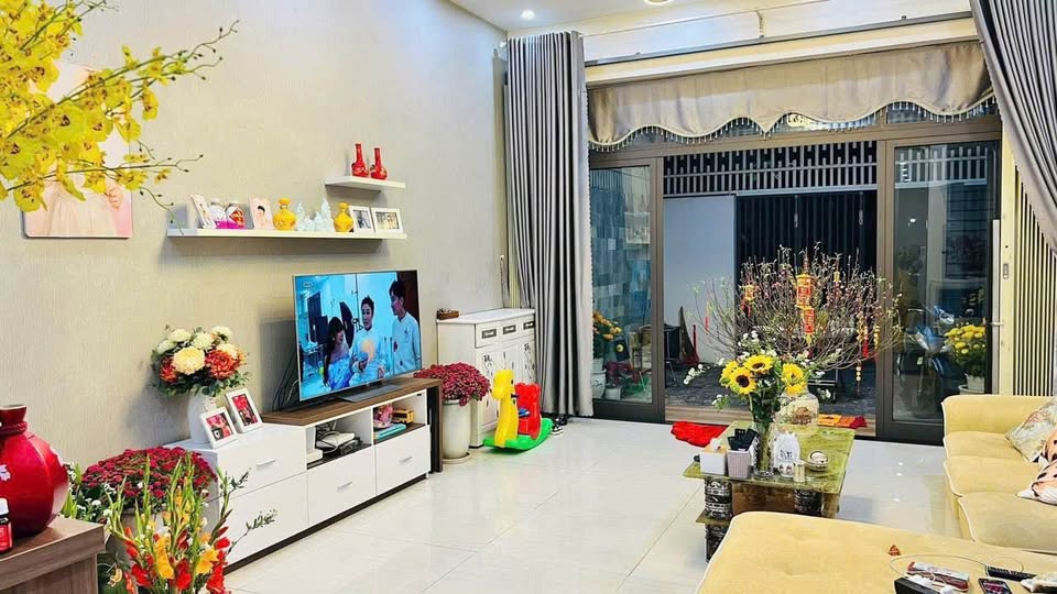 Nhà mặt tiền Trần Quang Khải, 120m2, sân ô tô, full nội thất