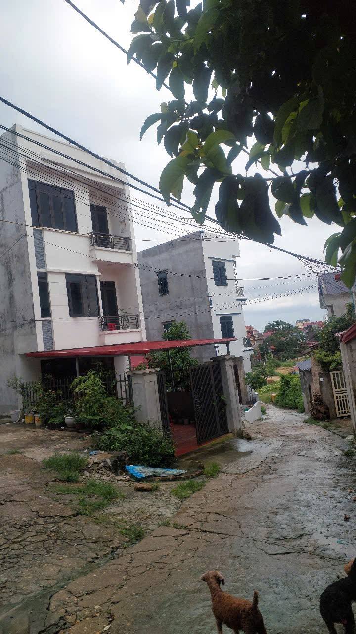 Ngôi nhà 3 tầng tọa lạc tại ngõ thông, cách đường Mỹ Sơn chỉ 20m, mang đến một không gian sống lý tưởng