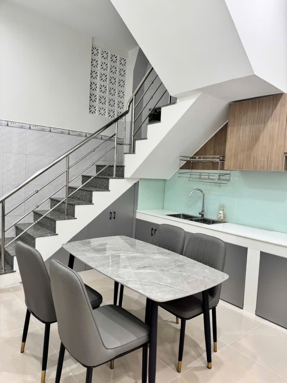 Nhà 1 trệt 1 lầu xinh xắn, tặng nội thất xịn sò, giá iu thương