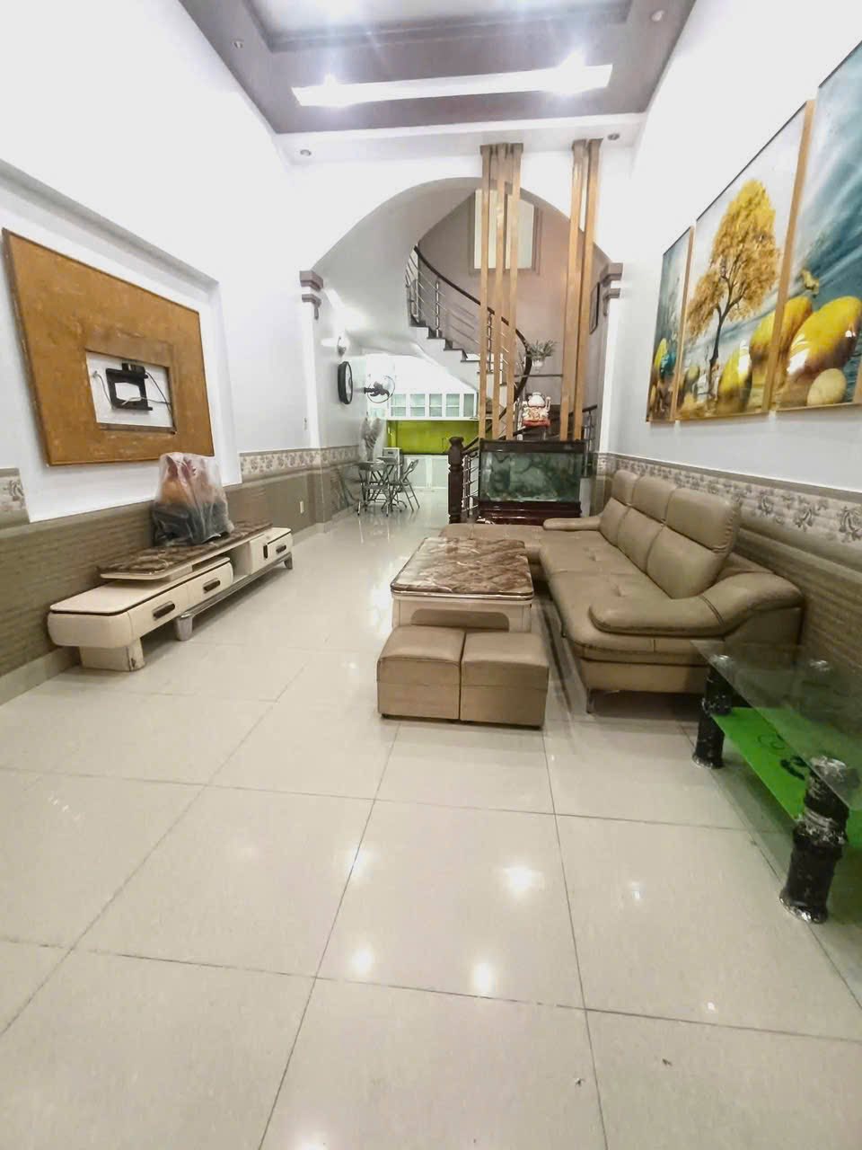 Tọa lạc trên con đường Dương Đình Nghệ sầm uất, ngôi nhà 3 tầng