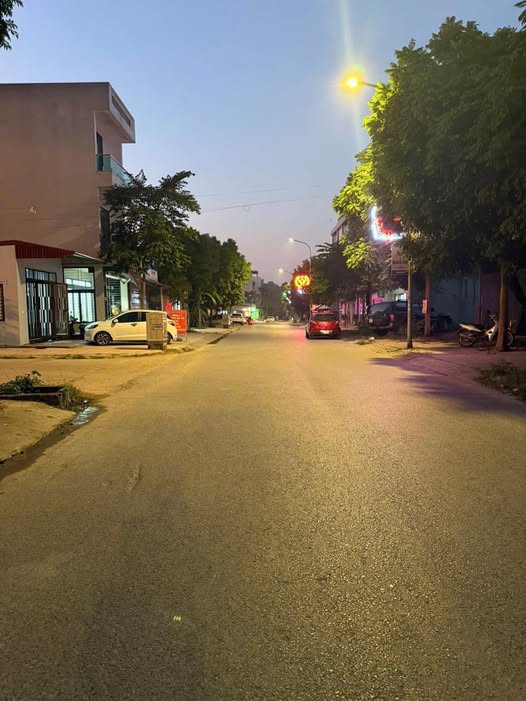 Đất 2 mặt tiền, nhà mới xây, kinh doanh xả láng, giá hời