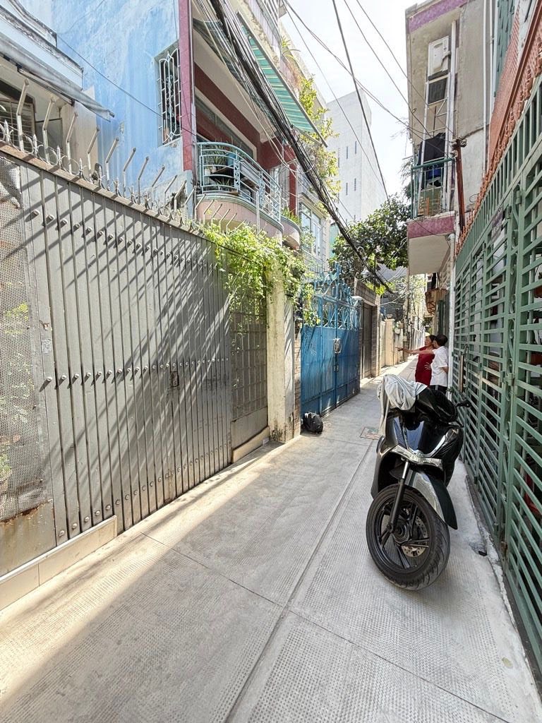 Vị trí đắc địa ngay khu Bầu Cát, cách mặt tiền Trường Chinh chỉ vài bước chân, đường trước nhà rộng 3m