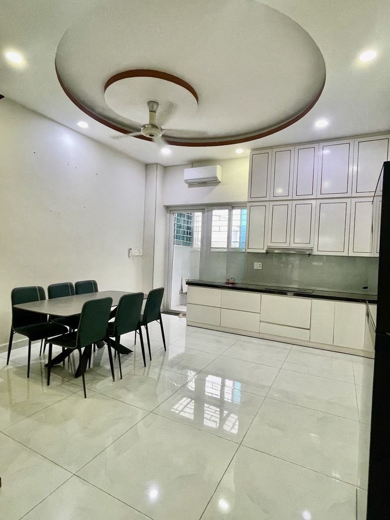 Cho thuê nhà 1 trệt 2 lầu, 4 phòng ngủ, hẻm xe hơi, thành phố Thủ Đức, giá 15 triệu/tháng