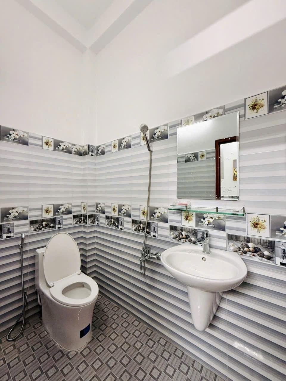 Nhà Gò Vấp 2 lầu, 3 phòng ngủ, sân thượng rộng, xe hơi tới cửa, giá hời