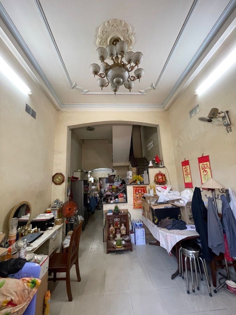 Tọa lạc tại vị trí đắc địa bậc nhất Quận Bình Thạnh, căn nhà mặt tiền này là một kiệt tác kiến trúc