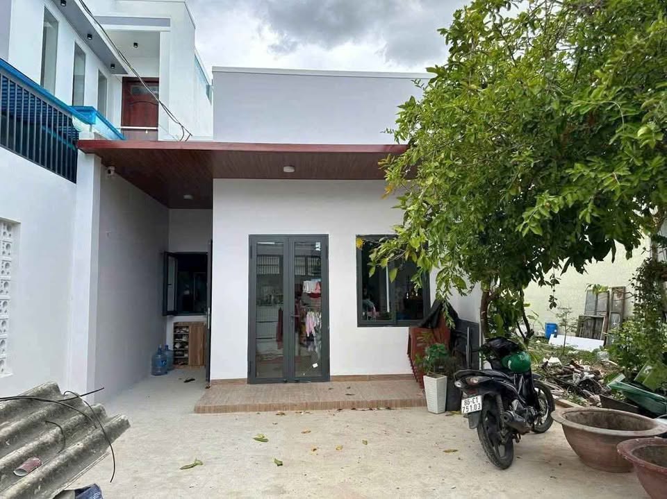 Nhà cấp 4 hẻm ô tô Lương Văn Năm, Phan Thiết, sân rộng, gần chợ