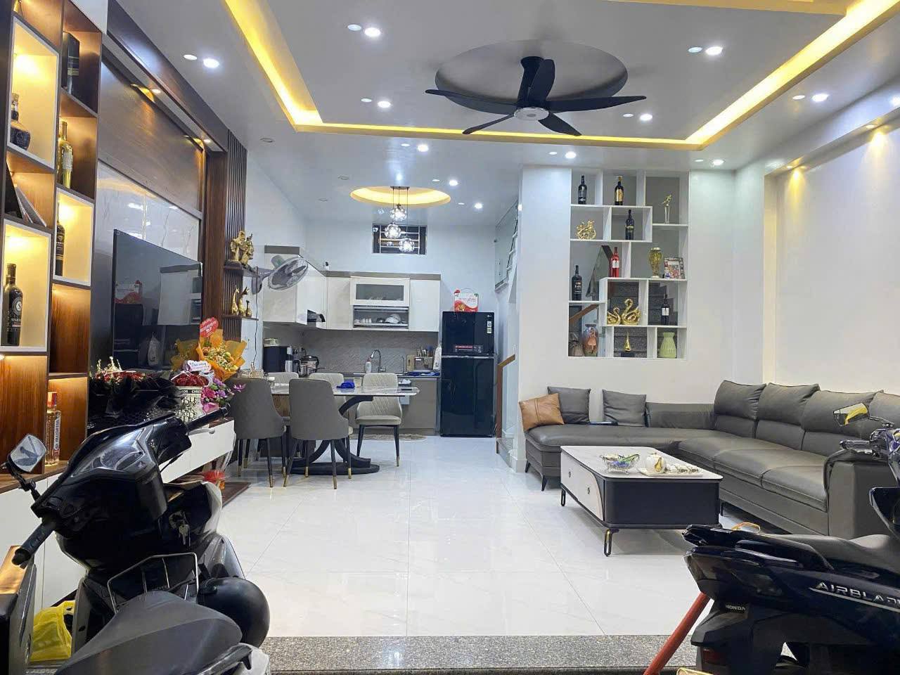 Nhà phân lô Nguyễn Khang 5 tầng, 45m2, 6 ngủ sổ vuông sẵn sàng sang tên