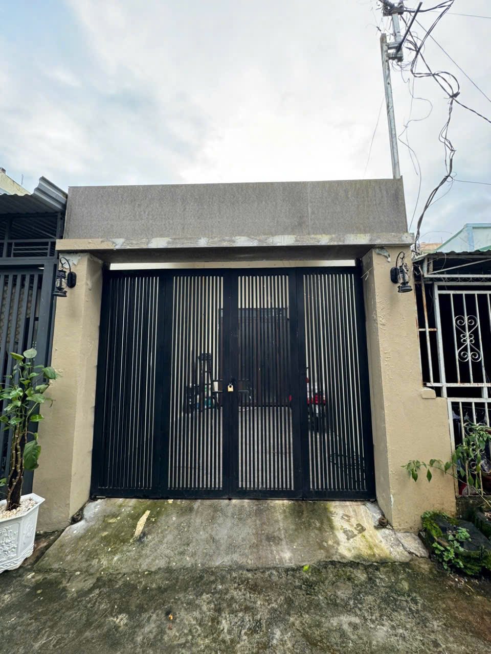 Bán nhà hẻm Trương Công Định, 2 phòng ngủ, sân đậu xe, giá hấp dẫn