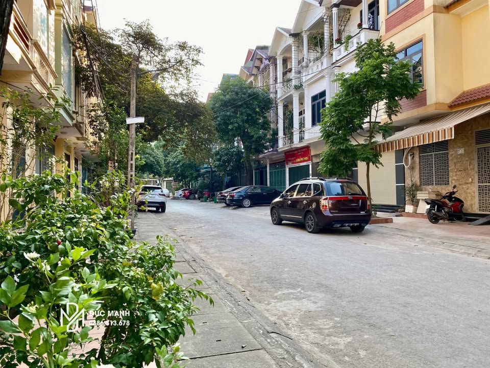 Bán nhà ngay sau Tòa Đông Á - Đông Hương, 70m2, đường rộng, có vỉa hè