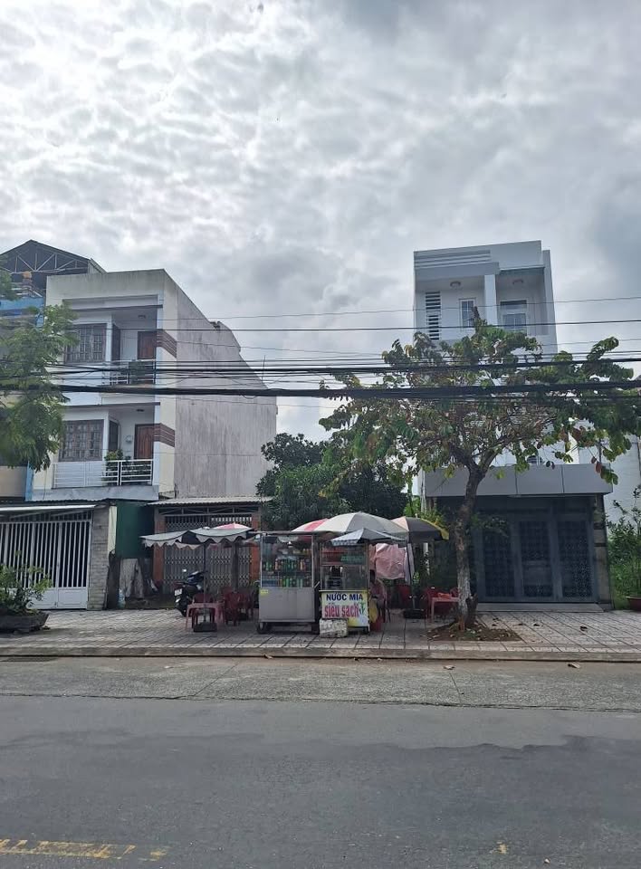 Bán lô đất mặt tiền Nguyễn Thị Định, chỉ cách ngã tư Phú Khương một bước chân, giá cực kỳ hấp dẫn