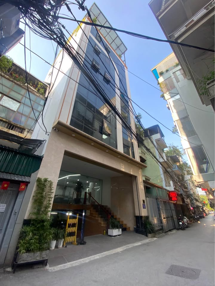 Sở hữu vị trí đắc địa trên phố Thái Hà, Hà Nội, căn nhà 8 tầng thang máy nổi bật với mặt tiền bề thế 7.2m