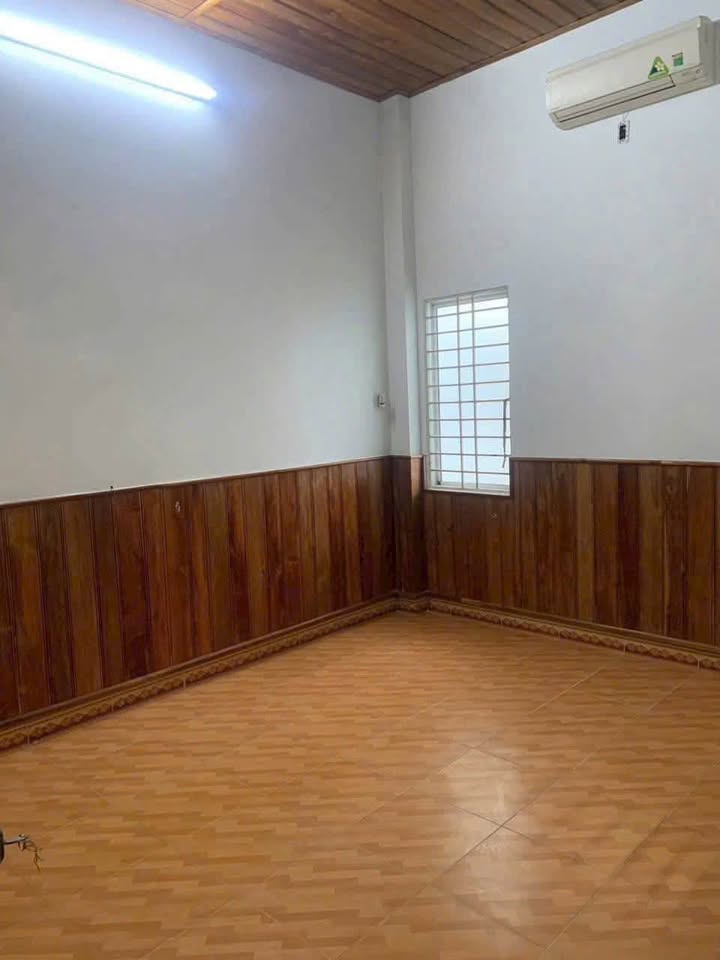 Cho thuê nhà vừa ở vừa kinh doanh đường 2/4, Nha Trang, chỉ 10 triệu/tháng