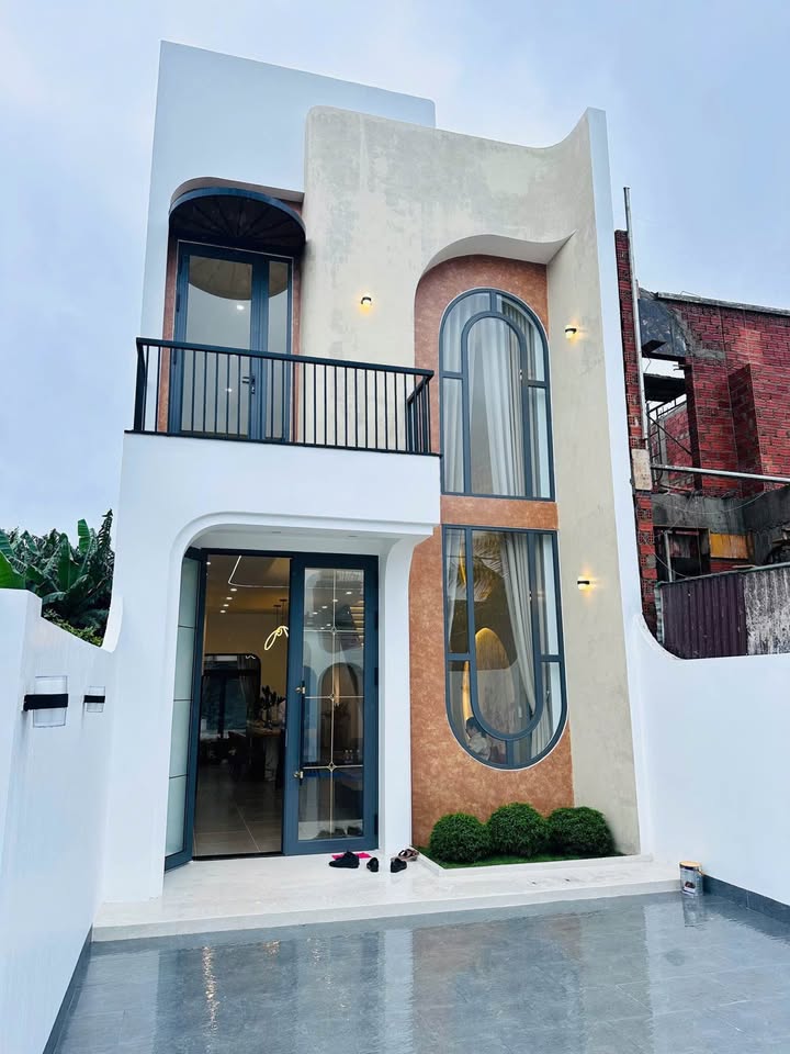 Bán nhà mặt tiền đường I, Phạm Ngũ Lão, Đắk Lắk, 4,85 tỷ, nhà mới đẹp, sân ô tô, 3 ngủ, tặng nội thất cao cấp