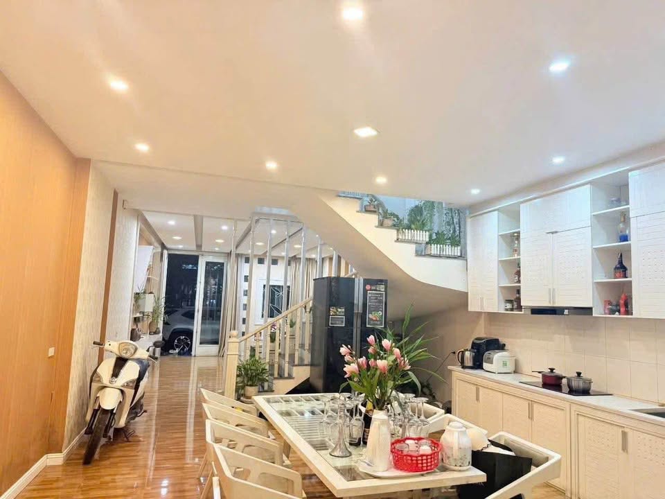 Tọa lạc trên con đường Cao Xuân Quế, trung tâm thành phố Lào Cai