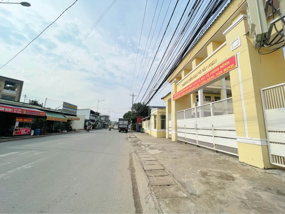 Siêu phẩm mặt tiền DT825, ngay trung tâm thị trấn Đức Hòa, đối diện trường tiểu học Bình Hữu