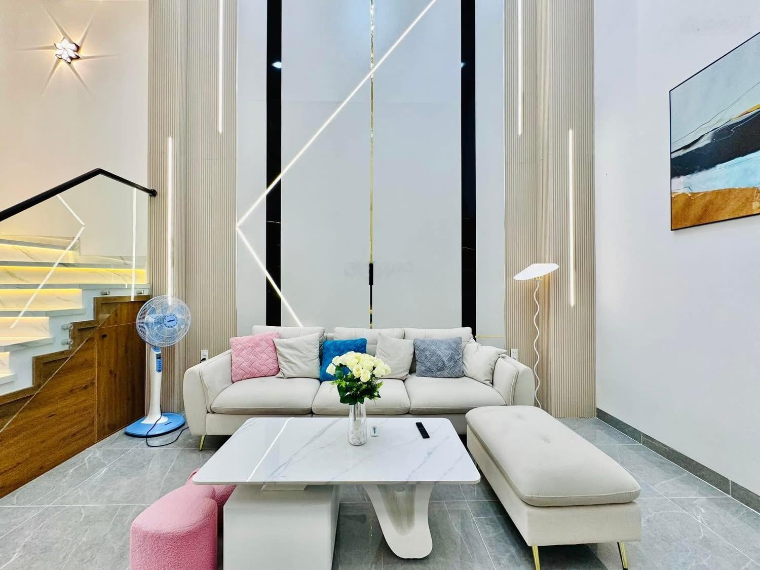 Cần bán nhà đường 6m Nguyễn Cửu Vân,P17,Bình Thạnh giá 3Tỷ5/75,4m2 cho thuê 24tr gần chợ Thị Nghè