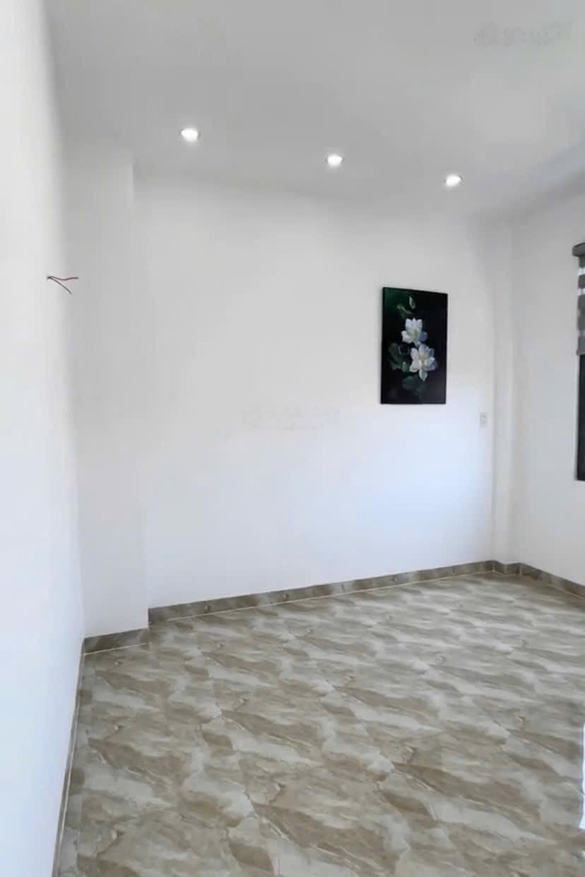 Bán nhà trống dọn vào ở ngay - Hồ Bá Kiện, Quận 10 - DT 42m2 - Giá 2tỷ5 - gần cv Lê Thị Riêng - SHR