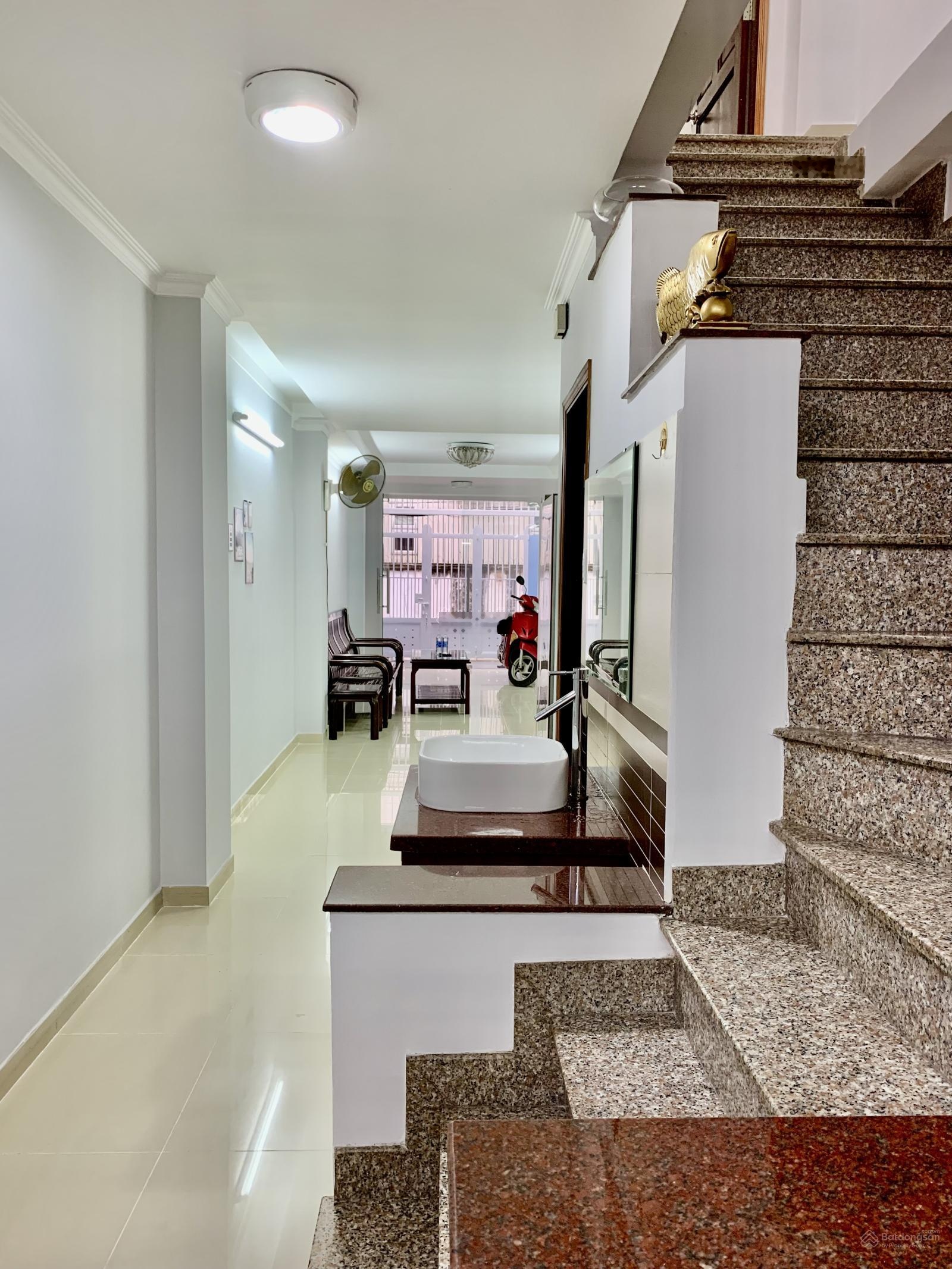 Cho thuê nhà nguyên căn hẻm xe hơi đậu trước nhà đường Điện Biên Phủ, P11, Q10.