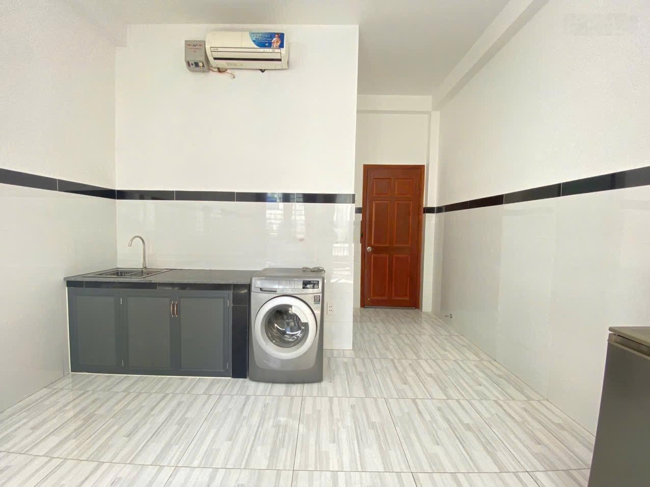 Phòng trọ giá rẻ bancon - cửa sổ trời full nội thất (có máy giặt riêng) ngay cđ y dược sg