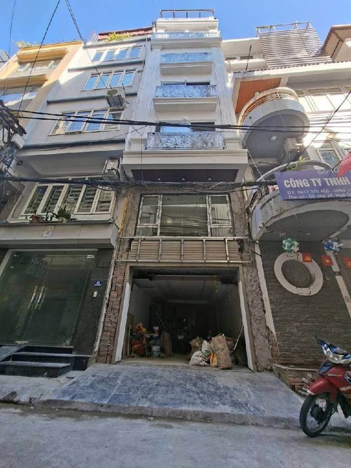 Nhà mặt tiền Hoàng Quốc Việt, ô tô tránh, vỉa hè rộng, kinh doanh đỉnh, thang máy vù vù