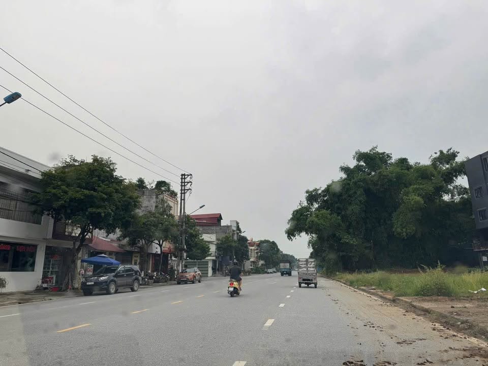 Cần bán nhà cấp 4 mặt đường Hoàng Liên kéo dài, diện tích 100m2, hướng Đông Bắc