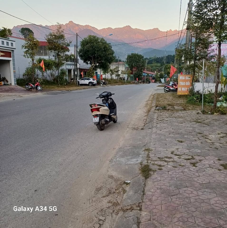 Bán đất 2 mặt tiền đường Trường Chinh, Lai Châu, diện tích 137,5m2, kinh doanh đa ngành