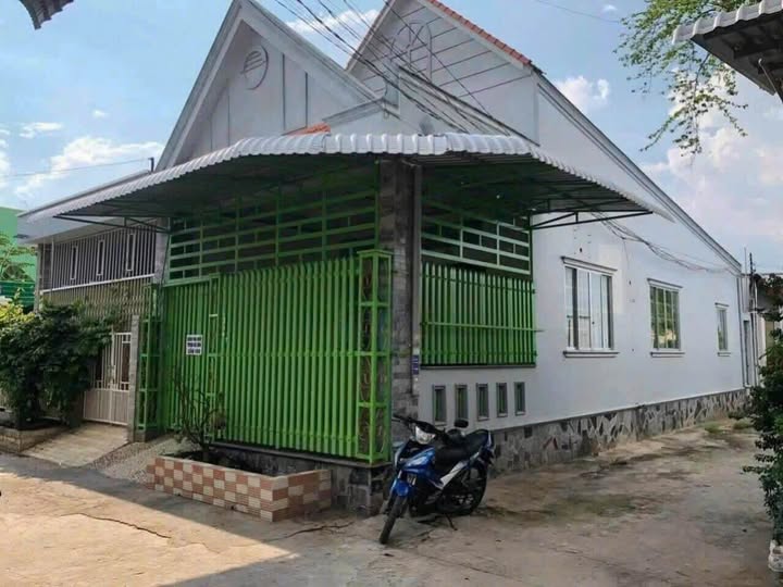 Bán nhà góc 2 mặt tiền, full thổ cư, gần Quốc lộ 50, Mỹ Tho - Giá tốt