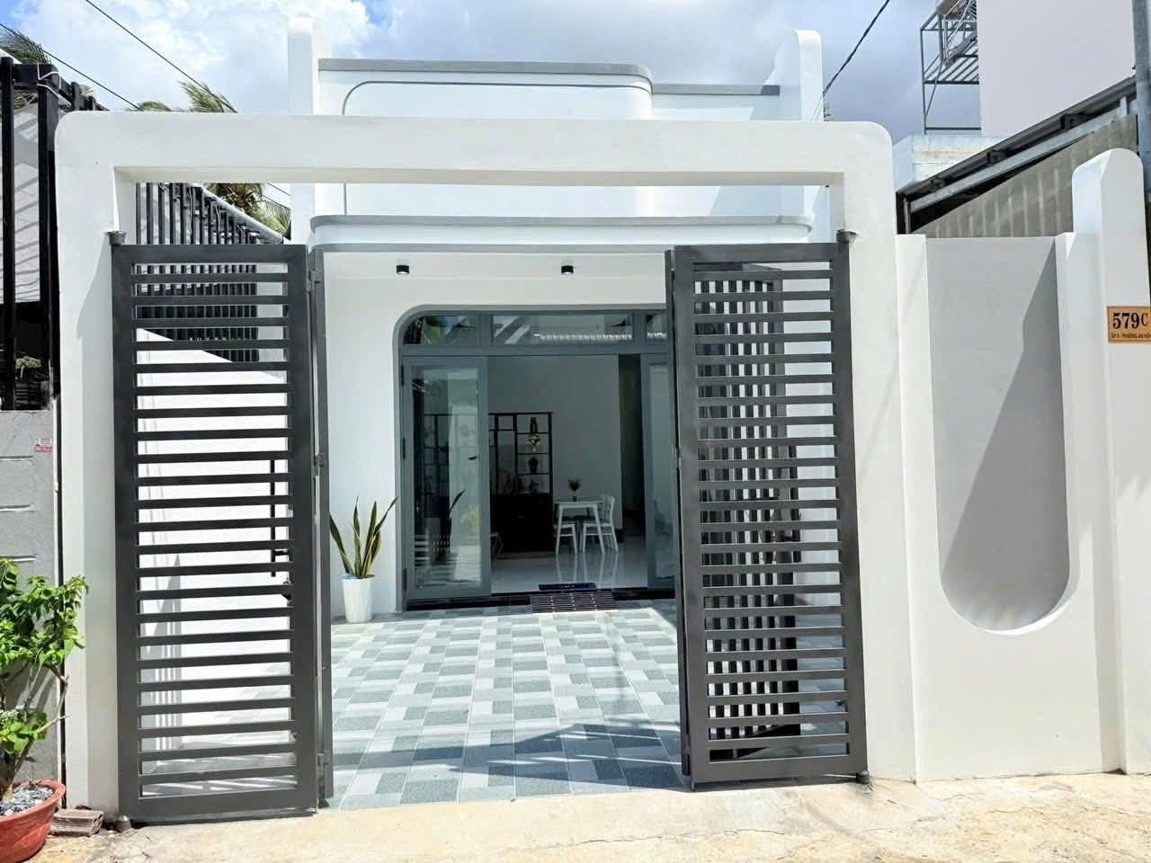 Nhà mới thiết kế hiện đại, 2 phòng ngủ, sân đậu ô tô tại Phú Nhuận, Bến Tre