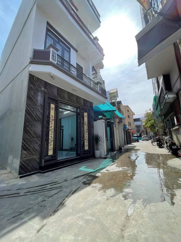 Bán nhà 3 tầng lô góc 70m2, 4 phòng ngủ, ô tô tránh, Nguyễn Khuyến, Nam Định