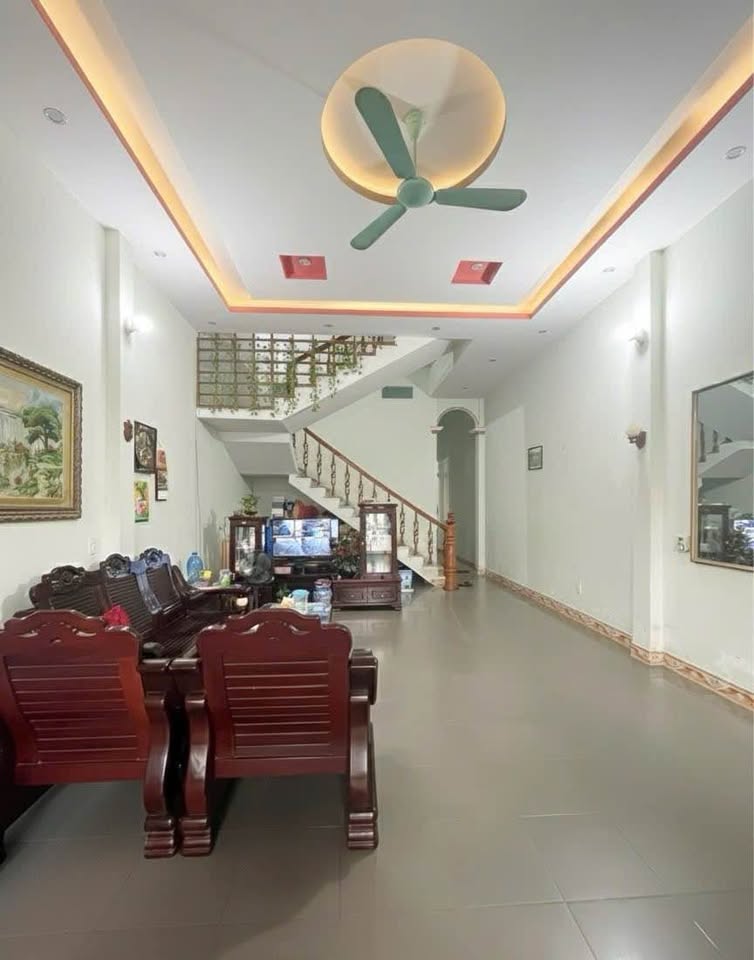 Siêu phẩm nhà 1.5 tầng mặt đường lớn, vị trí đắc địa gần ngã 4 giao nhau Phú Thịnh