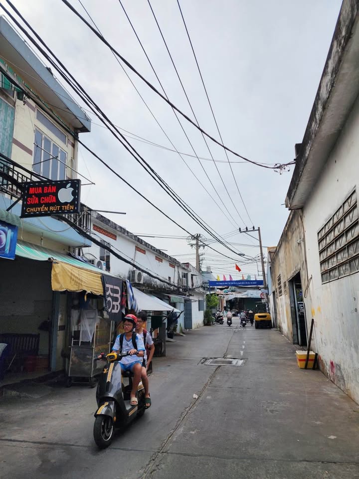 Bất động sản vàng, nhà hẻm 8m, sát mặt tiền thoại Ngọc Hầu, Tân Phú, 7,5 tỷ, 64m2, xây dựng tự do