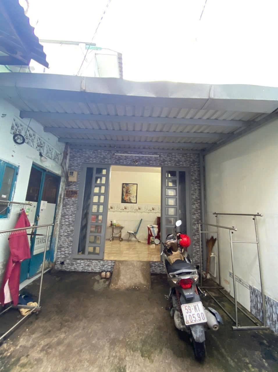 Bán nhà tại Liên khu 10-11, Bình Tân, sổ hồng riêng, 1 lầu, 2 phòng ngủ, giá 2,4 tỷ