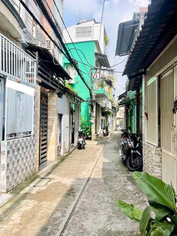 Bán gấp nhà hẻm thông thoáng, gần vòng xoay Phú Lâm, Quận 11