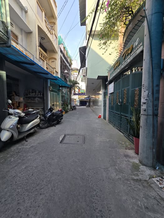 Nhà xinh Lạc Long Quân, xe hơi đỗ cửa, 3 phòng ngủ, sân thượng, giá yêu thương