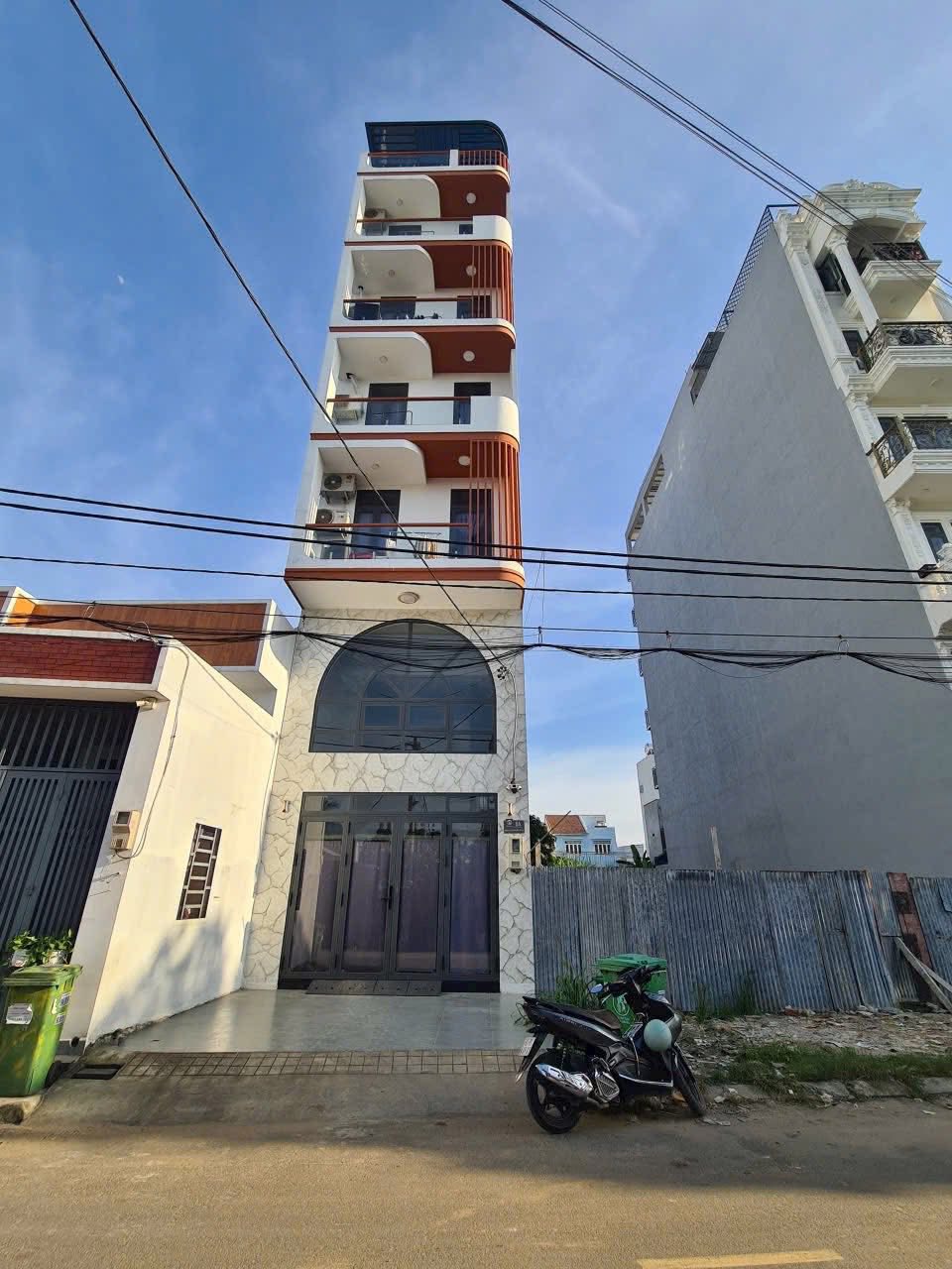 Tòa nhà căn hộ dịch vụ tọa lạc ngay mặt tiền hẻm 301 đường Vườn Lài, phường An Phú Đông