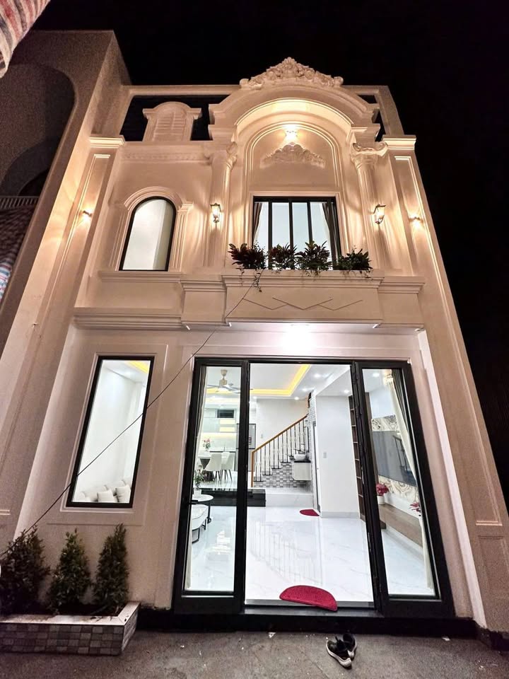 Bán nhà 2 tầng kiệt ô tô Hoàng Quốc Việt, vị trí vàng, chỉ cách Siêu thị Aeon 1km và Vincom 2km