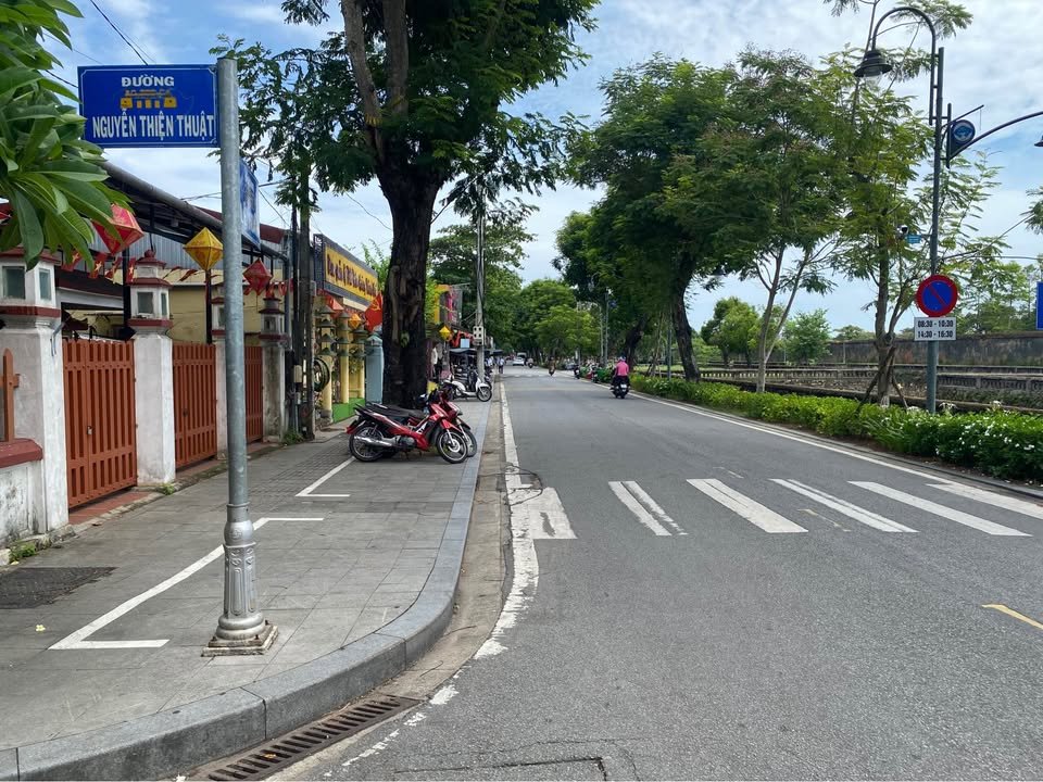 Nhà 296m2 Huế, mặt tiền rộng, trung tâm, kinh doanh đỉnh