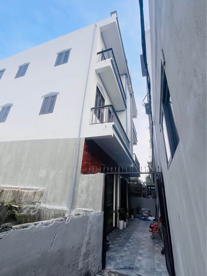 Bán nhà 3 tầng ngõ Văn Cao, Nam Định, sân cổng rộng, mặt tiền 5m, giá tốt.